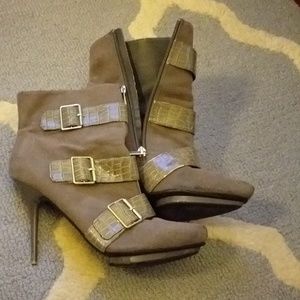 🗽 Rouge! Suede gray ankle booties